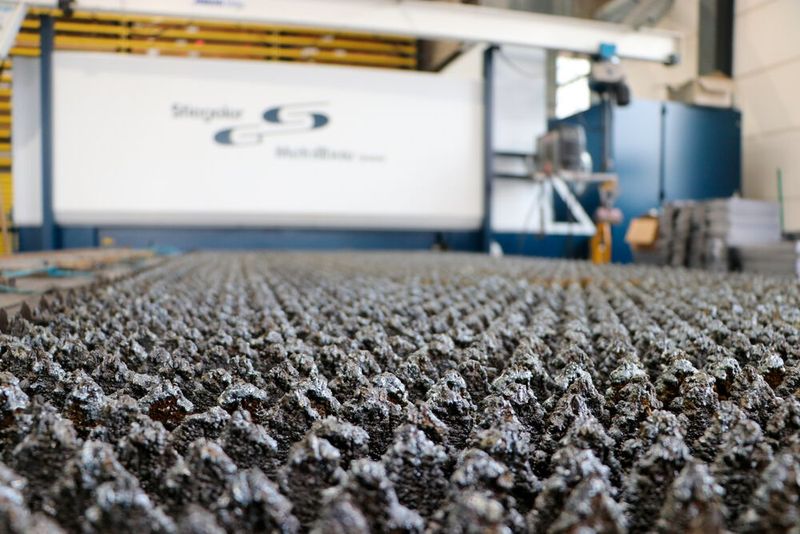 So sieht der Auflagetisch der Laserschneidmaschine vor der Reinigung mit dem Trutool TSC 100 aus ... (Bild: Trumpf)