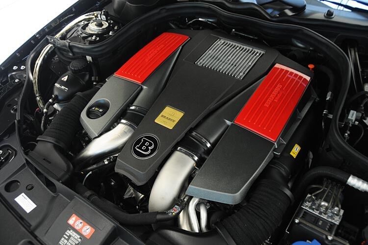 Der V8-Biturbo des CLS 500 BlueEfficiency erreicht 368 kW / 500 PS und ein maximales Drehmoment von 720 Newtonmetern. Der elegante Kombi ist so bis zu 300 km/h schnell. Den Gipfel der Leistungssteigerung markiert der CLS 63 AMG (im Bild): Die beiden sogenannten Power-Upgrades für den 5,5 Liter-Achtzylinder-Biturbo holen 455 kW / 619 PS aus dem Motor. Parallel wächst das maximale Drehmoment von 900 auf 1.000 Newtonmeter zwischen 2.250 und 3.750 Umdrehungen pro Minute an. So gerüstet vergehen gerade einmal 4,2 Sekunden bis Tempo 100. Das Ende der Beschleunigung ist erst bei 320 km/h erreicht – mit installierter Brabus-V/max-Unit. Für den richtigen Klang des schnellen Kombis ... (Brabus)