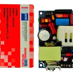 Kleiner als eine Visitenkarte: ein 120-Watt-Netzteil der Serie (M)WLP120.