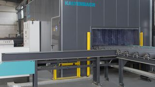 Die Strahlanlage vom Typ Sprint 1504 hat eine Zu- und Abführrollenbahn von je 10 m Länge. (Bild: Kaltenbach)