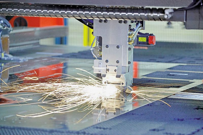 SMB hat in moderne Anlagen wie eine automatische Roboter-Biegezelle und eine Roboter-Laserschweißzelle investiert, um von einem hohen Automatisierungsgrad zu profitieren. (Bild: SMB Schnekenburger)