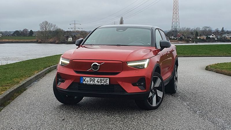 Der Kühlergrill ist in der Wagenfarbe lackiert. Bei den Scheinwerfern setzt Volvo erstmals auf die Pixel-LED-Technik. (Bild: Mauritz/»kfz-betrieb«)