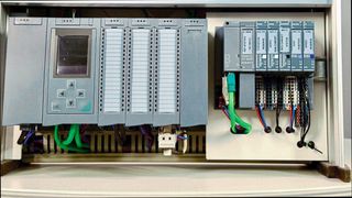 Ausgangssituation des Schaltkastens. Der Gerätetyp ist nicht ersichtlich. (Bild: The unbelievable Machine Company)