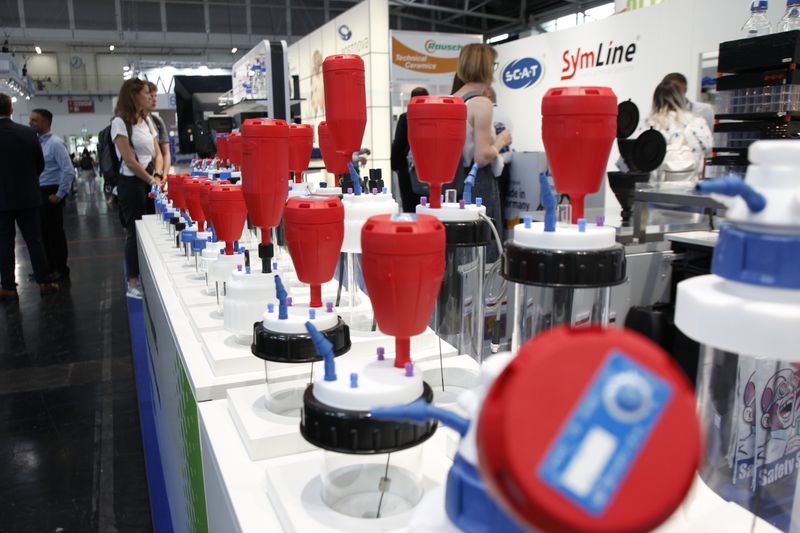 Impressionen von der Analytica 2022.Sicherheitskappen für Lösemittelflaschen von SCAT Europe. (LABORPRAXIS, C. Lüttmann)