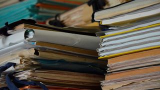 Lieber Frührente als Dokumente! Vielen deutschen Unternehmern ist der Aufwand, den sie für eine ausufernde Bürokratie leisten müssen, ein Dorn im Auge. Bisher hat aber noch keiner analysiert, was das Ganze auch noch kostet. Das Ifo-Institut hat jetzt aber Zahlen parat ... (Bild: Schimmelpfennig)