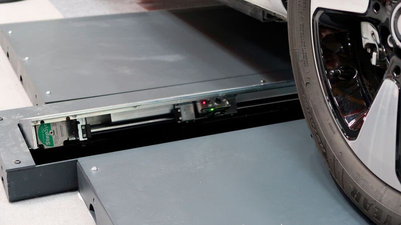 Nach dem Überfahren der Schwelle mit den Rädern einer Achse klappt der Scanner auf und protokolliert die Profiltiefen der Reifenlaufflächen. Gesehen am Stand des italienischen Werkstattausrüsters Cemb. (Bild: Diehl – VCG)