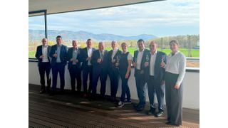 Anstoßen auf noch zielgerichtetere Lieferketten: Die europaweite Präsenz und die gemeinsame Führungsphilosophie zwischen Logosys und Pfenning waren ausschlaggebend für die Übernahme von Logosys durch die Pfenning-Gruppe. (Bild: Pfenning)