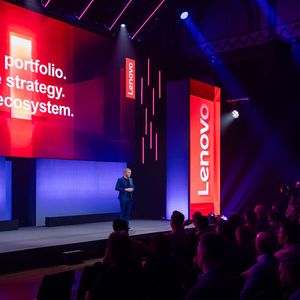 Michael Neuhold, Head of Channel Germany & Austria bei Lenovo, begrüßt die Gäste beim Lenovo Tech World Kickoff 2026 in Berlin.(Bild:  Michael Schwettmann)
