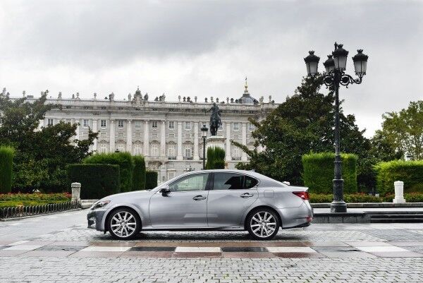 Der neue Lexus GS 300h: Der Vollhybrid mit 164 kW Systemleistung ergänzt ab Januar 2014 die GS-Baureihe. (Bild: Lexus)