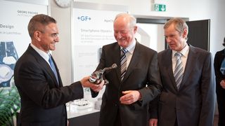 CEO Yves Serra, Verwaltungsratspräsident Martin Huber und CFO Roland Abt scheinen mit dem Ergebnis für das Geschäftsjahr 2011 zufrieden zu sein.  (Bild: Georg Fischer)