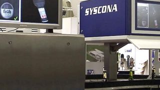 Anlage zur optischen Inspektion von zylindrischen Objekten. Das Bildverarbeitungssystem erstellt aus vier Einzelbildern eine 360°-Gesamtansicht der Etiketten auf dem Flaschenzylinder. Bilder: Cognex (Archiv: Vogel Business Media)