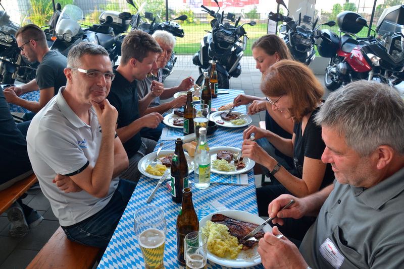 Die ambitionierte Gruppe 4 um Guide Jan Rosenow fährt nicht nur schneller Motorrad, sie hatten auch beim Essen immer die Nase vorn.   (Bild: Michel/»kfz-betrieb«)