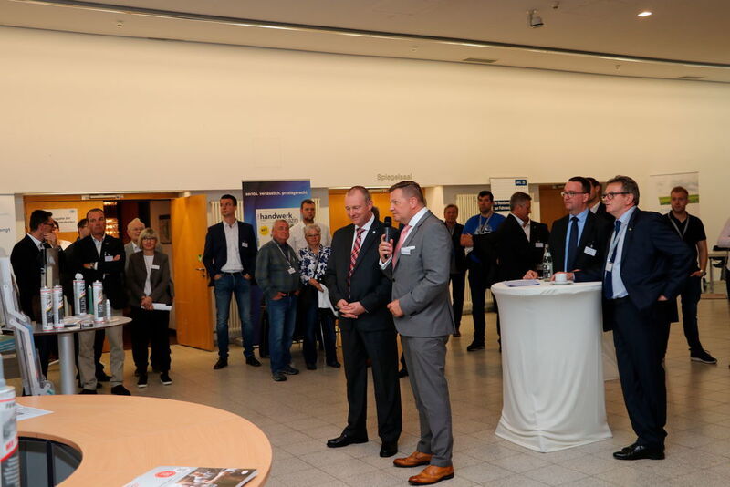 Peter Börner und Thomas Aukamm bei der Eröffnung des Branchentreffs in Wolfsburg. (Klasing)