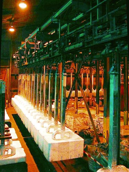 Widrige Arbeitsumgebung Anodenanschlägerei: Ein Power&Free-System von Fredenhagen befördert 1,8 t schwere Anodenstangen bei Søral im norwegischen Husnes.Bild: Fredenhagen (Archiv: Vogel Business Media)