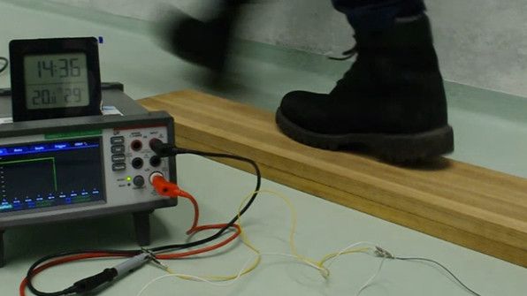 Demonstrator einer Parkettlamelle mit den Funktionen Sensorik und Erzeugung elektrischer Spannung. (Bild:  ETH Zürich / Empa)