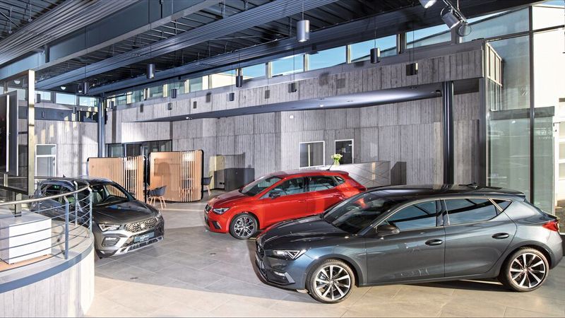 Entstanden ist ein Showroom gemäß dem Cupra-Garage-Design mit einerseits Beton-Optik ... (Bild: Scherer-Gruppe/Thorsten Gauls)