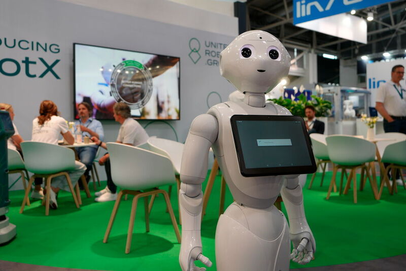 Besucher konnten am Stand der United Robotics Group Pepper kennenlernen. Der Service-Roboter ist mit einem Tablet ausgestattet und kann Gesichter sowie Emotionen erkennen. 