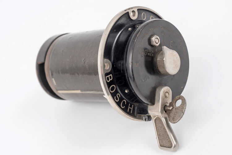 Mit diesem Schlüssel aus dem Jahr 1910 schloss man den Stromkreis für die Zündung und kurbelte anschließend, um loszufahren. Das diente auch als Diebstahlschutz. (Bosch)