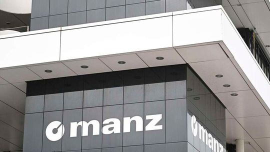 Der Automobilzulieferer Manz ist bekanntlich insolvent. Für 300 der insgesamt rund 400 Mitarbeiter glimmt nun aber ein Hoffnungsschimmer auf, denn die Tesla Automation will Teile des Reutlinger Unternehmens kaufen ...(Bild:  Manz)