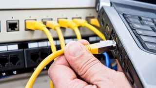 Kleine Unternehmen sind in der Zwischenzeit ebenso attraktive Ziele für Cyberkriminelle wie große Unternehmen und Konzerne. Mit der richtigen Netzwerkstruktur, einem konsequenten Vermeiden von Schatten-IT und der Unterstützung durch verlässliche IT-Partner kann dem aber konsequent und preisgünstig begegnet werden. (Bild: © benjaminnolte - stock.adobe.com)