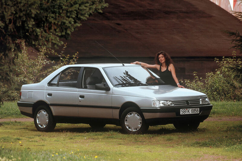 Peugeot 405: Peugeot meldete sich im Herbst 1987 nach jahrelanger Pause erfolgreich in der Mittelklasse zurück, dem 405 sei Dank. Seine moderne, stromlinienförmige Karosserieform passte in den Zeitgeist. Mit dem längsten Radstand seiner Klasse hatte er zudem praktischen Mehrwert. Obwohl der 405 über Jahre zu den Bestsellern der europäischen Mittelklasse gehörte, sieht man den Franzosen nur selten auf der Straße. Laut Kraftfahrt-Bundesamt waren zum 1. Januar 2016 rund 600 Exemplare angemeldet. (Peugeot)