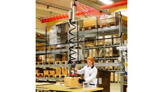 Ein Mitarbeiter hebt ergonomisch und mühelos einen Karton mit einem „Basic“-Allround-Seilbalancer von 3i. (3i Handhabungstechnik)