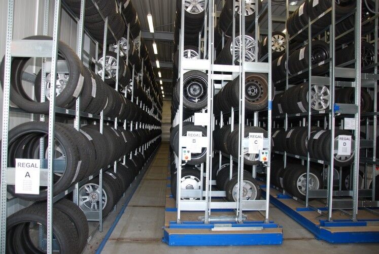 Besonderer Stolz ist das neu gebaute Reifenlager; 700 Radsätze haben es hier schön kühl und dunkel. (Foto: Holz)