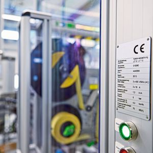 Bild 4: CE-Kennzeichnung einer Maschine.(Bild:  Phoenix Contact)