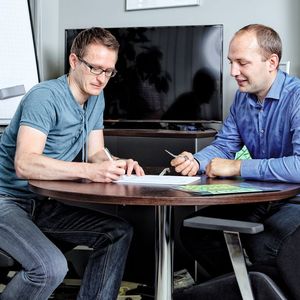 Matthias Schmidt-Lehr, head of sales at Bionic Production, (right) and his colleague Eric Wycisk know all the ins and outs of 3D printing: designers need to start by forgetting everything they’ve learned before and opening their minds to the new technology.