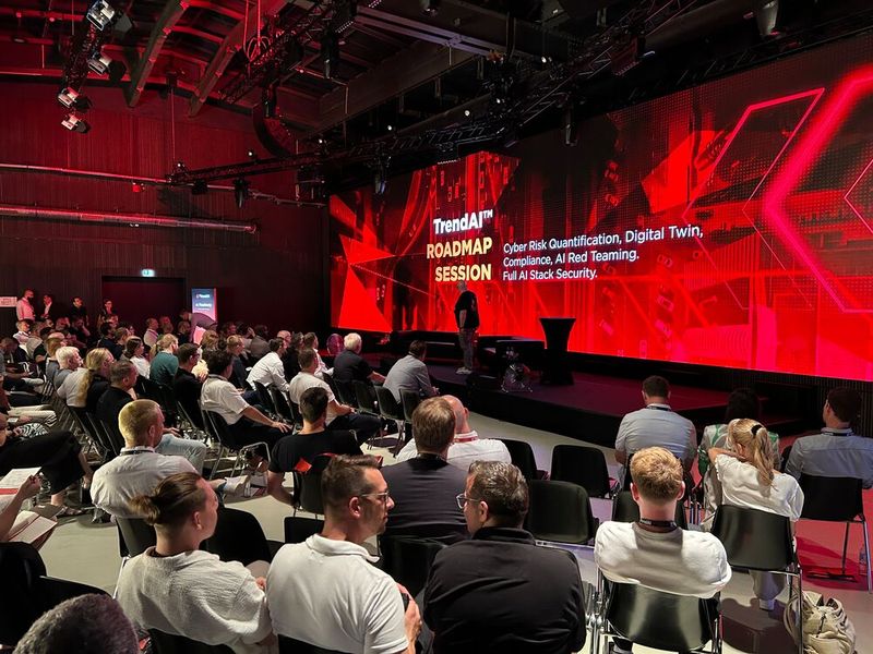 Marco Schmidt (Cybersecurity Strategist, TrendAI) gewährte den Partnern einen Blick auf die Roadmap und neue Features der TrendAI Vision One Cybersecurity-Plattform. (Bild: Trend Micro)