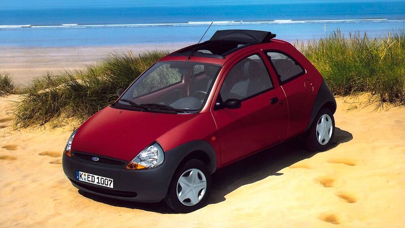 Kult im New-Edge-Design: Der kleine Ford Ka konterte den rundlichen Renault Twingo 1996 mit scharfen Kanten, dreieckigen Elementen und unlackierten Kunststoffstoßfängern.  Obwohl er deutlich kleiner als ein Fiesta war, handelte es sich bei dem Dreitürer um einen vollwertigen Viersitzer. (Bild: Ford AG)