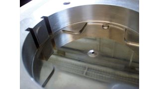 Mit Hilfe dieses Formeinsatzes fertigte Protoform Makrolon-Schalen für RXD5-Dental-Fräsmaschinen von Röders.  (Bild: Protoform)