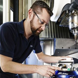 Die abrupte Unterbrechung von beispielsweise einer Werkzeugmaschine verursacht – über die reine Produktionsverzögerung hinaus – ggf. sogar sichtbare Marken im Werkstück, wenn nicht sogar handfeste Schäden an Maschine und Werkzeugen.