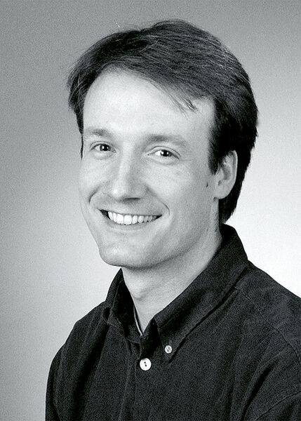 Abb.5: Dr. Holger Stark: 1988-1994 Biochemie-Studium an der Freien Universität Berlin; 1994-1996 Dissertation über „Kryo-elektronemikroskopische Strukturuntersuchungen an 70S Ribosomen in funktionellen Zuständen  der Proteinbiosynthese“ am Fritz-Haber-  Institut der Max-Planck-Gesellschaft  in Berlin; Seit 2000 Leiter der  Nachwuchsgruppe Dreidimensionale  Kryo-Elektronenmikroskopie  in der Abteilung Zelluläre Biochemie  am Max-Planck-Institut für biophysikalische Chemie in Göttingen;  u.a. Gewinner des BioFuture Preis 2005 des BMBFs. (Archiv: Vogel Business Media)