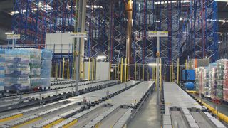 Im Hochreagallager haben bis zu 8000 Europaletten oder 16.000 Halbpaletten Platz. (Dematic)