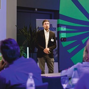 Adrian Wanielik vom Fraunhofer-IFAM, Institutsteil Dresden, über Leichtbau mit Schwung - gedämpft und präzise.(Bild:  Stefan Bausewein)