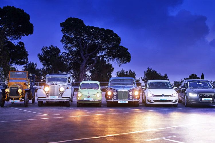 Von links nach rechts: Reyrol (1909), Packard (1934), Seat 800 (1964), Daimler DS 420 (1968), VW Golf VII (mit Halogen-Nachrüstlicht) und Audi A 8 mit LED-Matrix. (Foto: Philips)