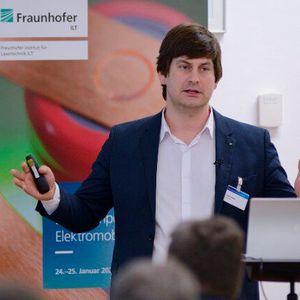 Dr. André Häusler, Gruppenleiter für Fügen von Metallen am Fraunhofer ILT, stellte das geplante Battery Launch Center NRW vor, das bereits Partner wie Kuka, LBBZ oder die RWTH Aachen University als Unterstützer gewinnen konnte.(Bild:  Fraunhofer ILT)