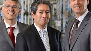 Seit dem 1. Februar 2013 wird die Lewa-Nikkiso Gruppe von einer Dreierspitze, bestehend aus Naota Shikano (60, Mitte), Stefan Glasmeyer (48, rechts) und Dr. Martin Fiedler (51, links), geführt. (Bild: Lewa)