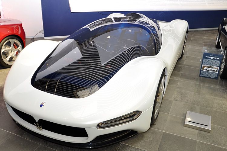 Der Pininfarina Maserati Birdcage 75th aus dem Jahr 2005 entstand in Zusammenarbeit von Pininfarina, Maserati und Motorola. Der Supersportwagen verfügt unter anderem über ein transparentes Head-up-Display und Infrarotkameras für Nachtfahrten. Zum Ein- und Aussteigen öffnet sich der vordere Teil des Kuppelförmigen Oberteils des Fahrzeugs. (Thomas Günnel)