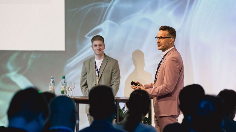 Zu guter Letzt fehlt nur noch eine Garantie für gebrauchte E-Autos. Johannes Höfflin (re.), Head of Sales bei Real Garant, und Robin Reith informierten über Entwicklungen auf dem Garantiemarkt. (Bild: Stefan Bausewein)