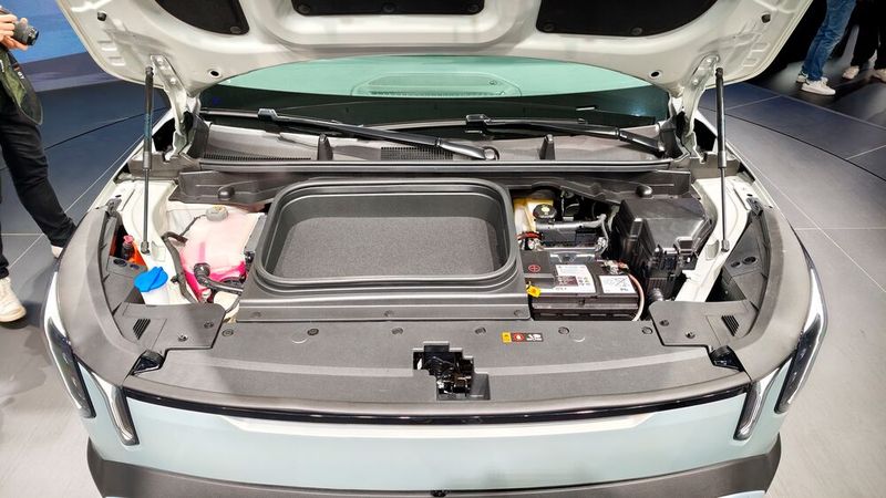 Unter der Haube bietet ein Frunk Platz für das Ladekabel. (Bild: Wehner - VCG)