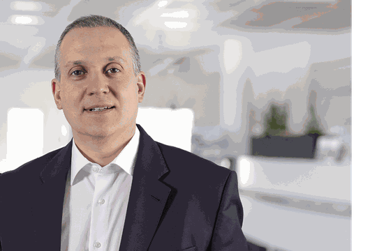 ("Wir beschäftigen uns intensiv mit KI in unseren Lösungen. Insbesondere im neuem Bereich Machine Analytics zur OEE-Steigerung.“ Giari Fiorucci, Geschäftsführer c-Com Bild: c-Com)