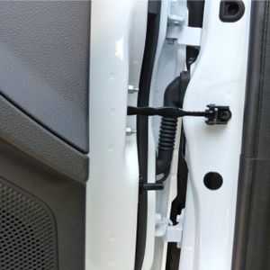 Der Auslöser befindet sich unterhalb des Türfangbandes und wird beim Öffnen der Tür aktiviert.