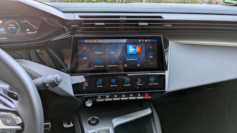 5. Die Bedienbarkeit: Neben dem relativ kleinen Touchscreen (zehn Zoll = 25,4 Zentimeter) gibt es auf einer weiteren Touchfläche fünf sogenannte I-Toggles – Schaltflächen, die der Nutzer selbst belegen kann. Diese gewähren einen Direktzugang zu bestimmten Funktionen. Darüber hinaus gibt es noch eine Tastenleiste für die Klimaanlage.  (Bild: Rosenow – VCG)