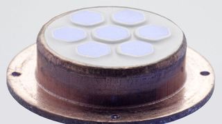 Diese mechanisch-stabilisierte nanoporöse Filtermembran weist eine regelmäßige Porenstruktur auf. Zugleich ist die Porengrößenverteilung sehr eng und gleichmäßig.  (Bild: Fraunhofer IWM)