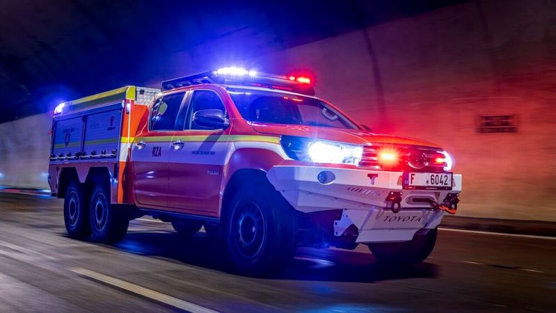 Der „Hiload 6x6 RIV“ soll E-Autobrände bekämpfen.(Bild:  Hiload 6x6)