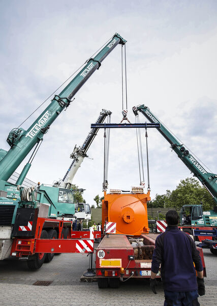 Pünktlich zu Monatsbeginn ist der Aufbau der „Bright World of Metals“ in Düsseldorf gestartet. Die ersten Schwertransporte rollen an und stellen die Düsseldorfer Messe-Logistiker vor harte Aufgaben und Arbeit. Eines der ersten Exponate war am vergangenen Freitag ein 50 Tonnen schwerer und über fünf Meter hoher Induktionsofen des Dortmunder Ofenbauers ABP Induction. Mit Hilfe von drei Kränen musste das Schwergewicht aus der liegenden Position stehend auf einen Tieflader aufgeladen werden. Für Kay Lohe vom Logistikunternehmen Kuehne + Nagel keine unlösbare Aufgabe, aber eine echte Herausforderung. (Bild: Messe Düsseldorf)