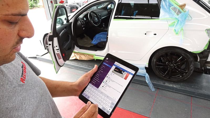 Ergänzende Arbeiten notwendig? Kein Problem, denn jeder Mitarbeiter verfügt über ein iPad und kann weitere Arbeiten in einem Chat-Programm ganz leicht hinterlegen – inklusive Fotos, versteht sich. (Bild: Dominsky/»kfz-betrieb« )