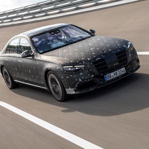 Die neue S-Klasse ist aerodynamischer geworden. Der Widerstandsbeiwert liegt nun bei 0,22.(Bild:  Daimler)